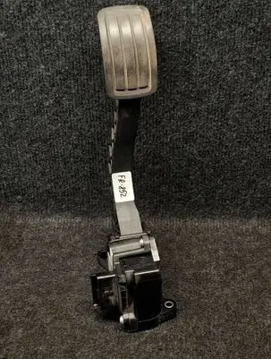 Accelerator throttle pedal