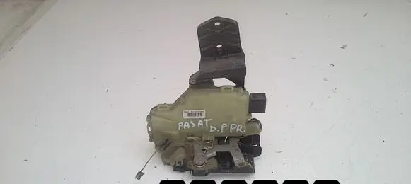 Volkswagen PASSAT B5.5 Front door lock 3B1837016BH