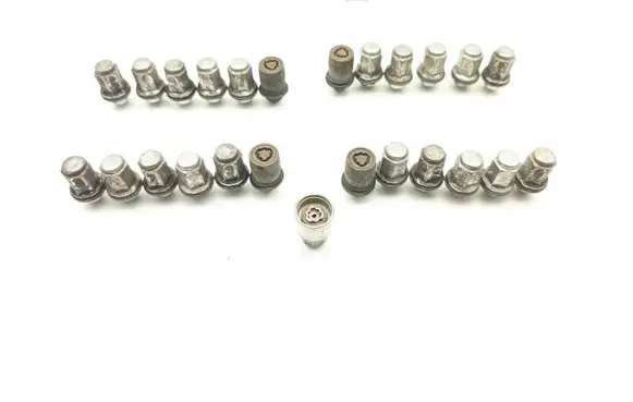 Toyota Land Cruiser (J120) Anti-theft wheel nuts and lock 