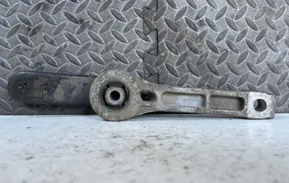 Volkswagen Touran I Engine mounting bracket 1K0199855K