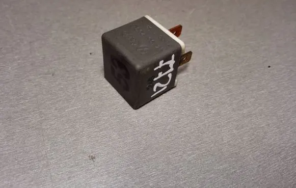 Volkswagen PASSAT B5 Other relay 141951253B