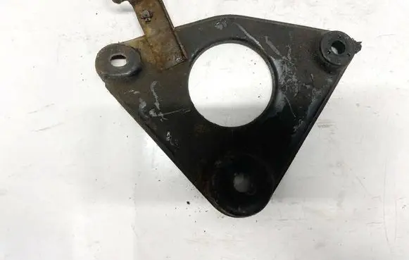 Nissan Primera Engine mounting bracket
