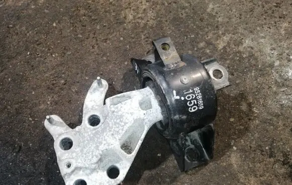 Buick Encore I Engine mount bracket 95261659