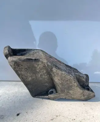 Volkswagen PASSAT B5 Engine mounting bracket 8D0199307L