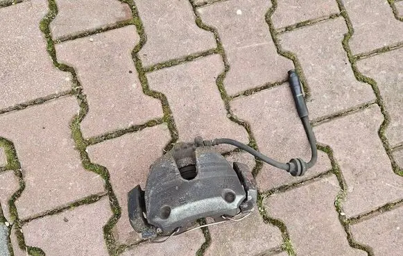 Opel Adam Front brake caliper 