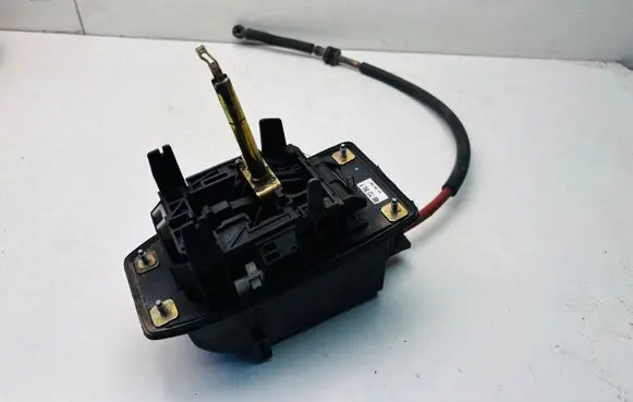 Volkswagen PASSAT B5 Gear shifter/selector 4B0713041F