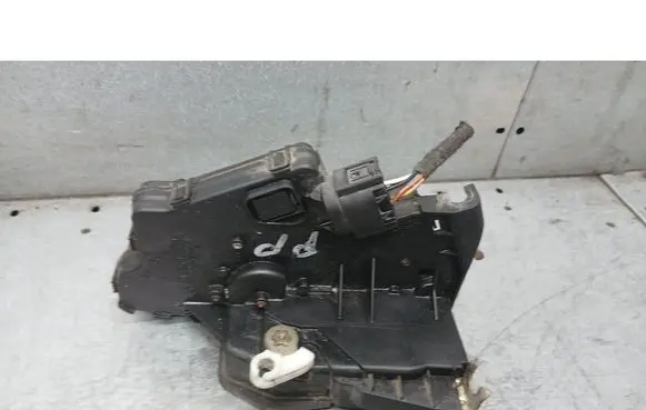 BMW 3 E46 Front door lock 