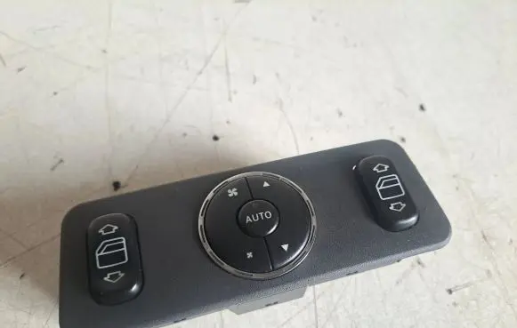 Mercedes-Benz ML W163 Electric window control switch A1638200326