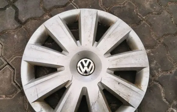 Volkswagen Sharan R16 wheel hub/cap/trim 7N0601147
