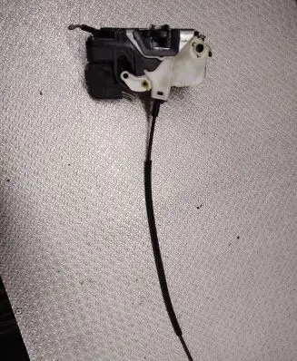 Opel Insignia A Front door lock 3023880