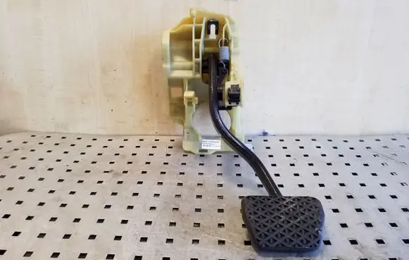 BMW 5 E60 E61 Brake pedal 676922103