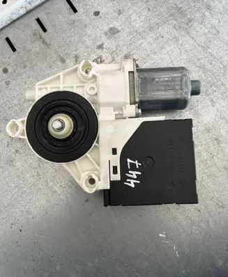 Volkswagen Caddy Front door window regulator motor 5K0959792 05075732 73209071620093