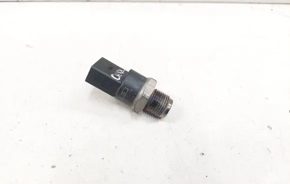Chrysler PT Cruiser Fuel pressure sensor A0051535828