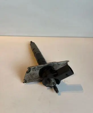 Volkswagen PASSAT B6 Fuel injector 03L130277