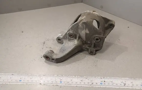 Volkswagen PASSAT B4 Engine mounting bracket 028145523D