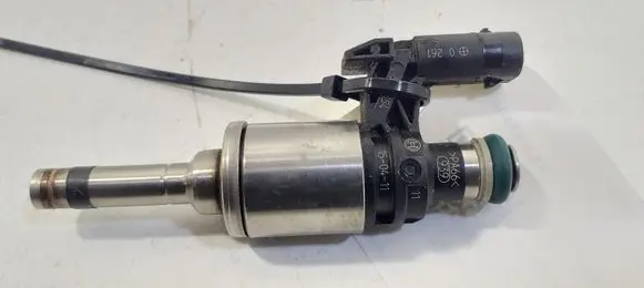 Volkswagen Scirocco Fuel injector 04E906036Q