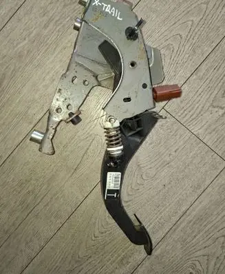 Nissan X-Trail T32 Clutch pedal 465034208R