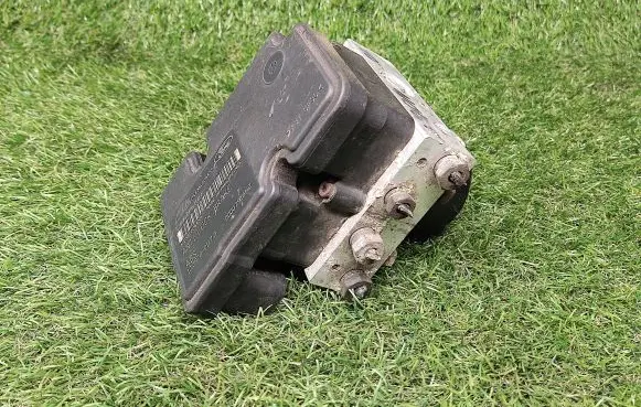 Ford Fiesta ABS Pump 4S612M110CC