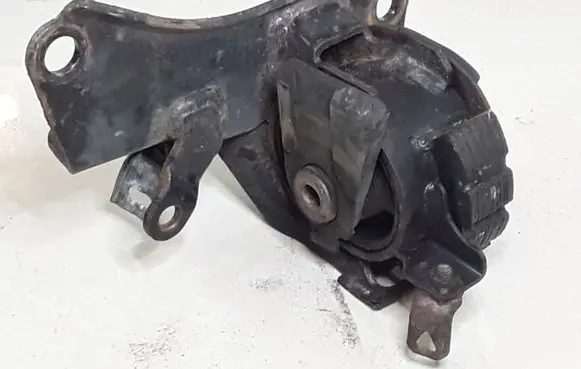 Toyota Avensis T250 Engine mount bracket