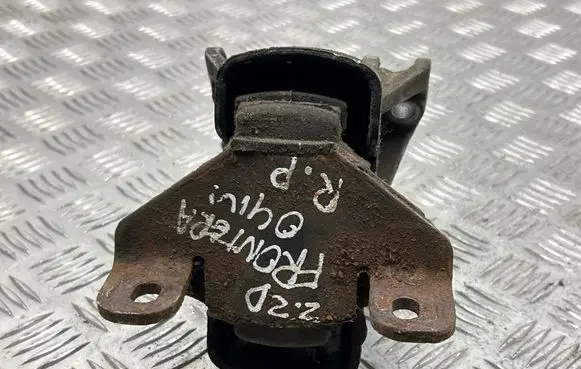 Opel Frontera B Engine mount bracket