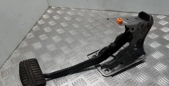 Mitsubishi Outlander Brake pedal