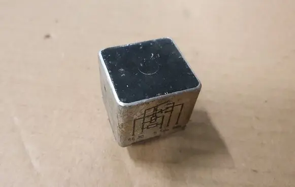 Volkswagen PASSAT Light relay 411941583B