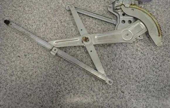 Suzuki Swift I Front door window regulator with motor