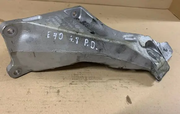 BMW X5 E70 Engine mounting bracket 6772688