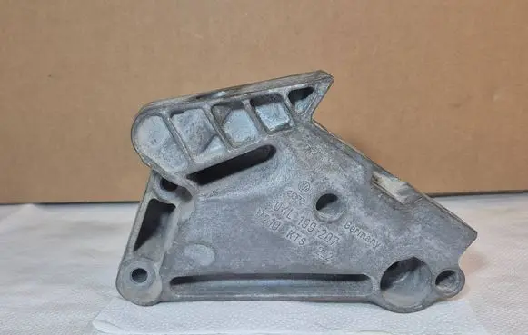 Volkswagen Golf VII Engine mounting bracket 04L199207