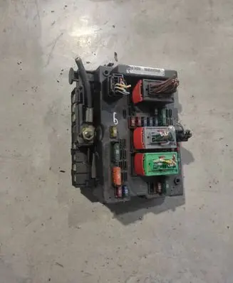 Peugeot 307 CC Fuse module 9650663980 41052195