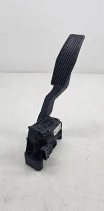 Accelerator throttle pedal