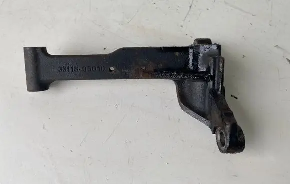 Toyota Avensis T270 Engine mounting bracket 3311805010