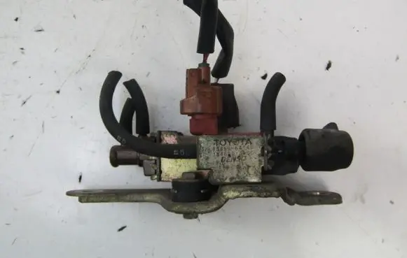 Toyota Avensis T220 Valve vacuum 2581964120