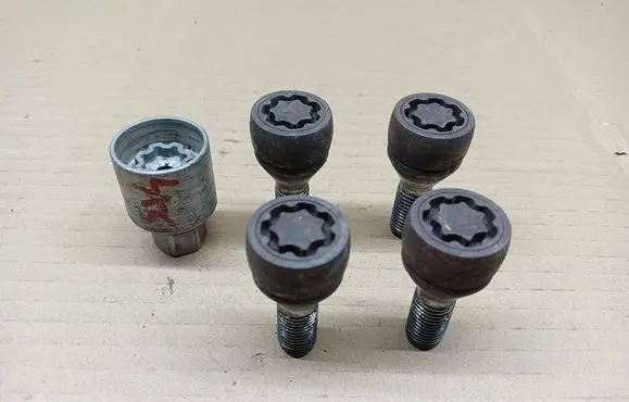 Suzuki SX4 S-Cross Anti-theft wheel nuts and lock 
