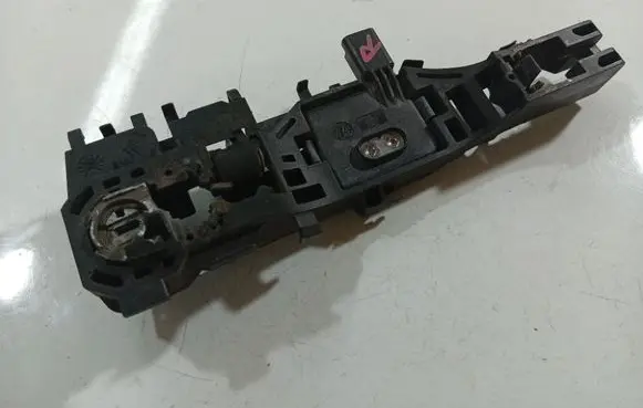 Renault Scenic II - Grand scenic II Front door lock (next to the handle) 
