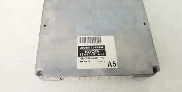 Toyota Avensis T250 Engine control unit/module 8966105A52 MB1758004000