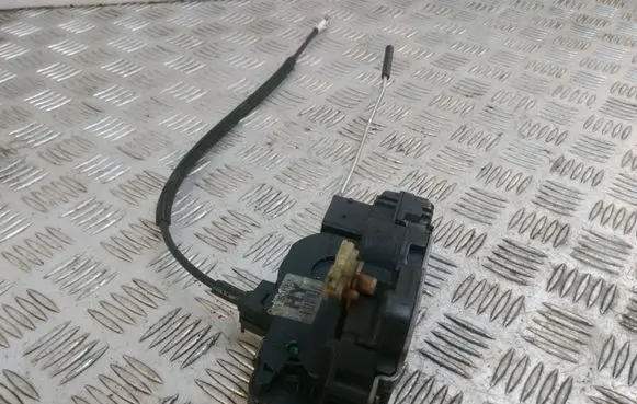 Opel Insignia A Front door lock 13503161