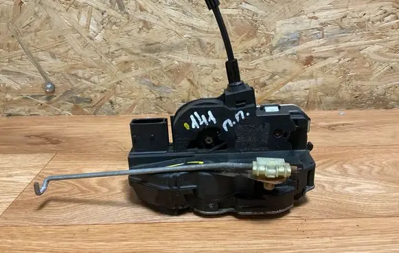 Opel Insignia A Front door lock 13503801