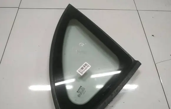 Nissan Almera Tino Rear side window as2