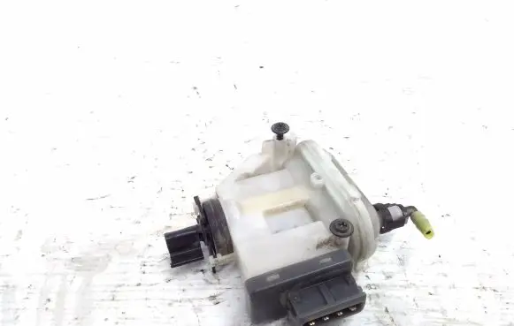 Volkswagen PASSAT B4 Central locking vacuum pump 3A0862153B