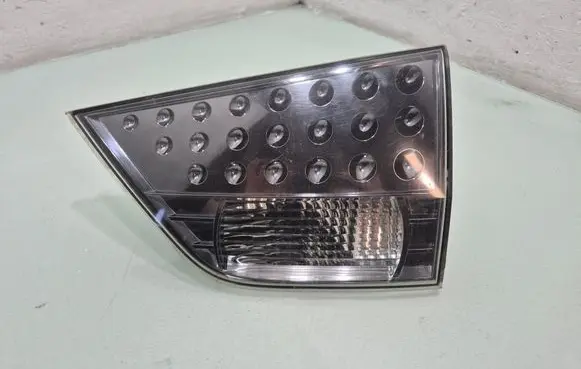 Tailgate rear/tail lights