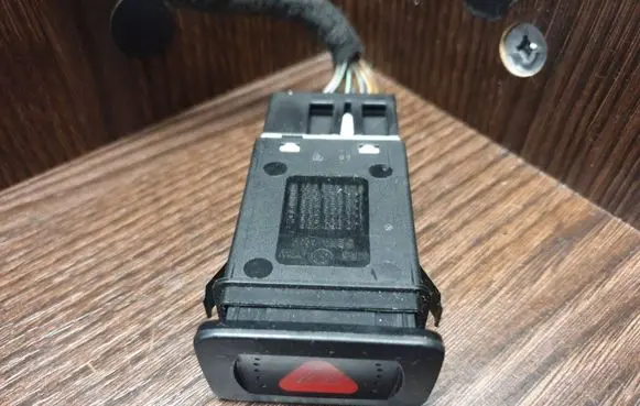 Volkswagen Golf IV Hazard light switch 1J0953235J
