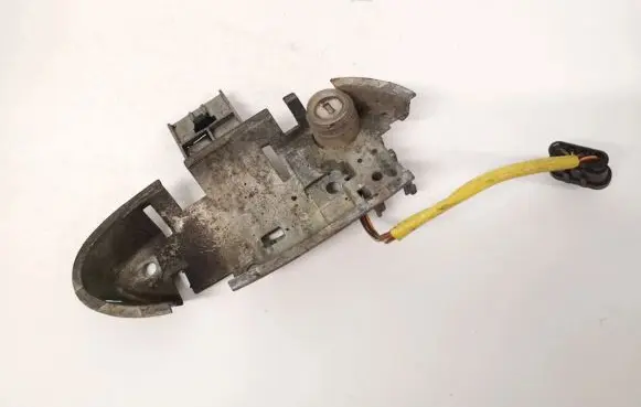 Opel Omega B1 Front door lock (next to the handle) gm105
