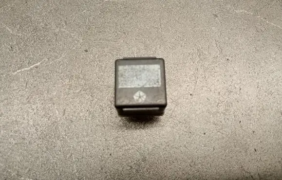 Chrysler Grand Voyager II Fuel pump relay 5266148
