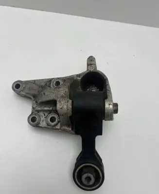 Peugeot 407 Engine mounting bracket