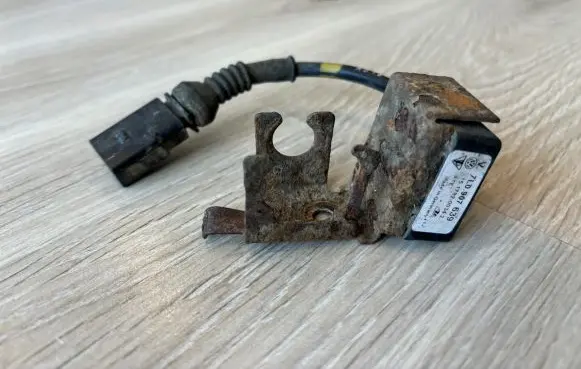 Volkswagen Touareg I Front height sensor lever 7L0907639