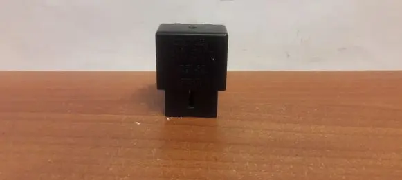 Toyota Avensis T270 ABS relay 0618001010 895A147010