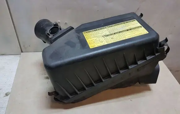 Toyota Avensis T220 Air filter box