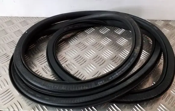 Opel Astra J Front door rubber seal 13259929