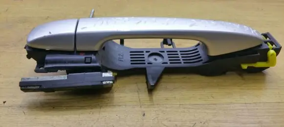 Toyota Avensis T270 Front door exterior handle